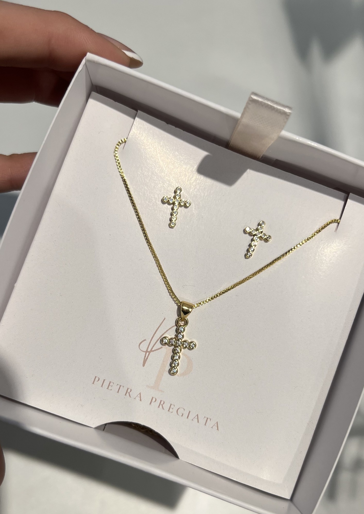 Conjunto dorado de cadena y aretes con cruces