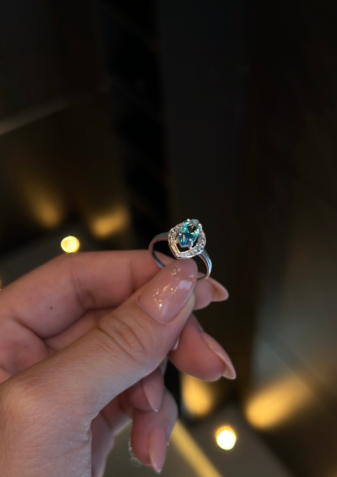 Anillo plateado con piedra azul ovalada