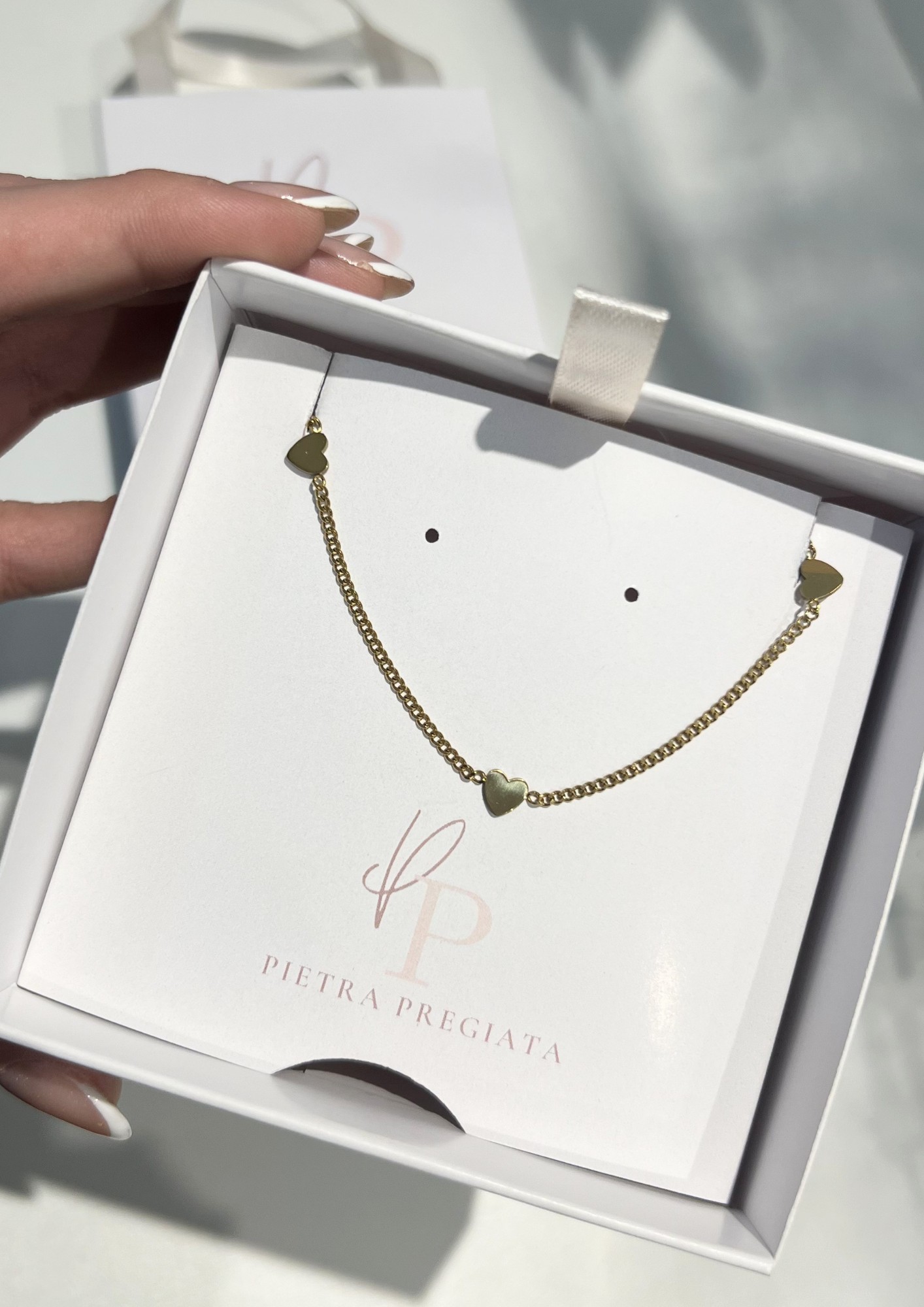 Cadena dorada con dijes de corazones