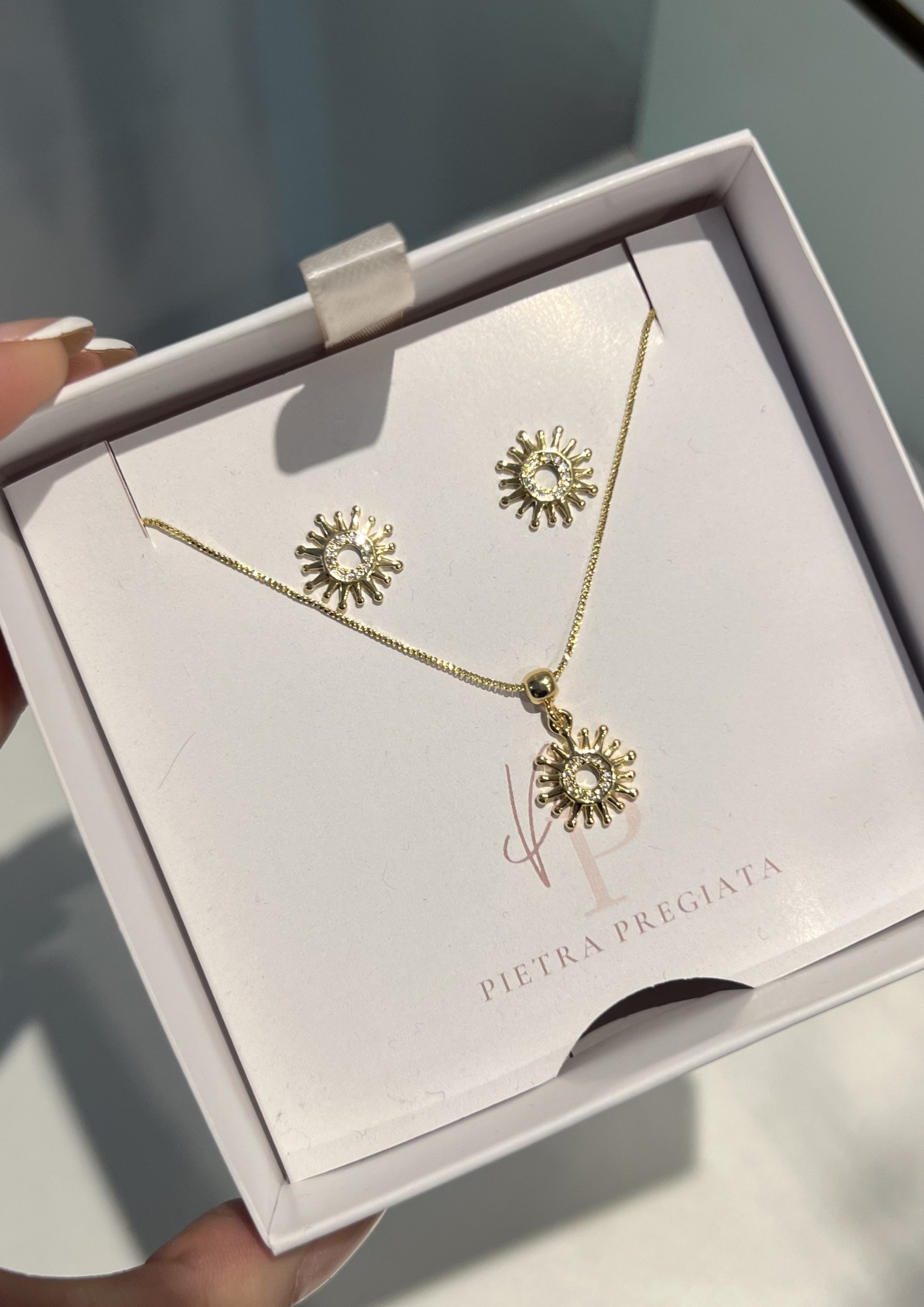 Conjunto dorado de cadena y aretes con dijes de sol