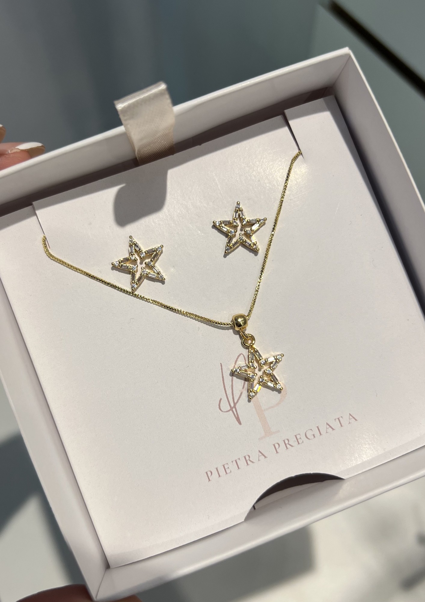 Conjunto dorado de cadena y aretes con estrellas