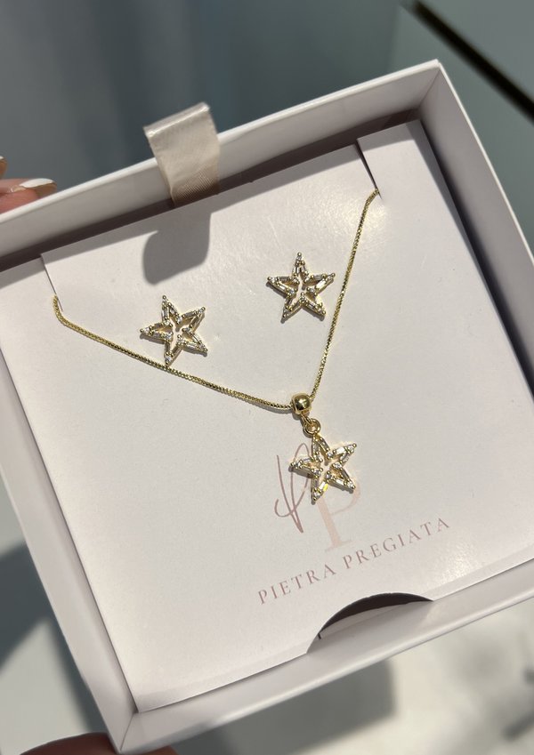 Conjunto dorado de cadena y aretes con estrellas