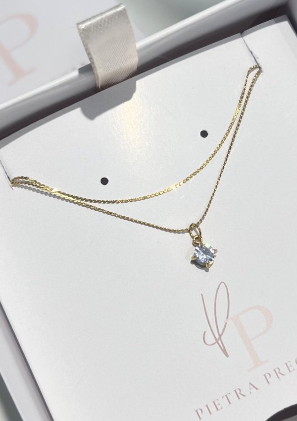 Cadena dorada con dije de piedra transparente