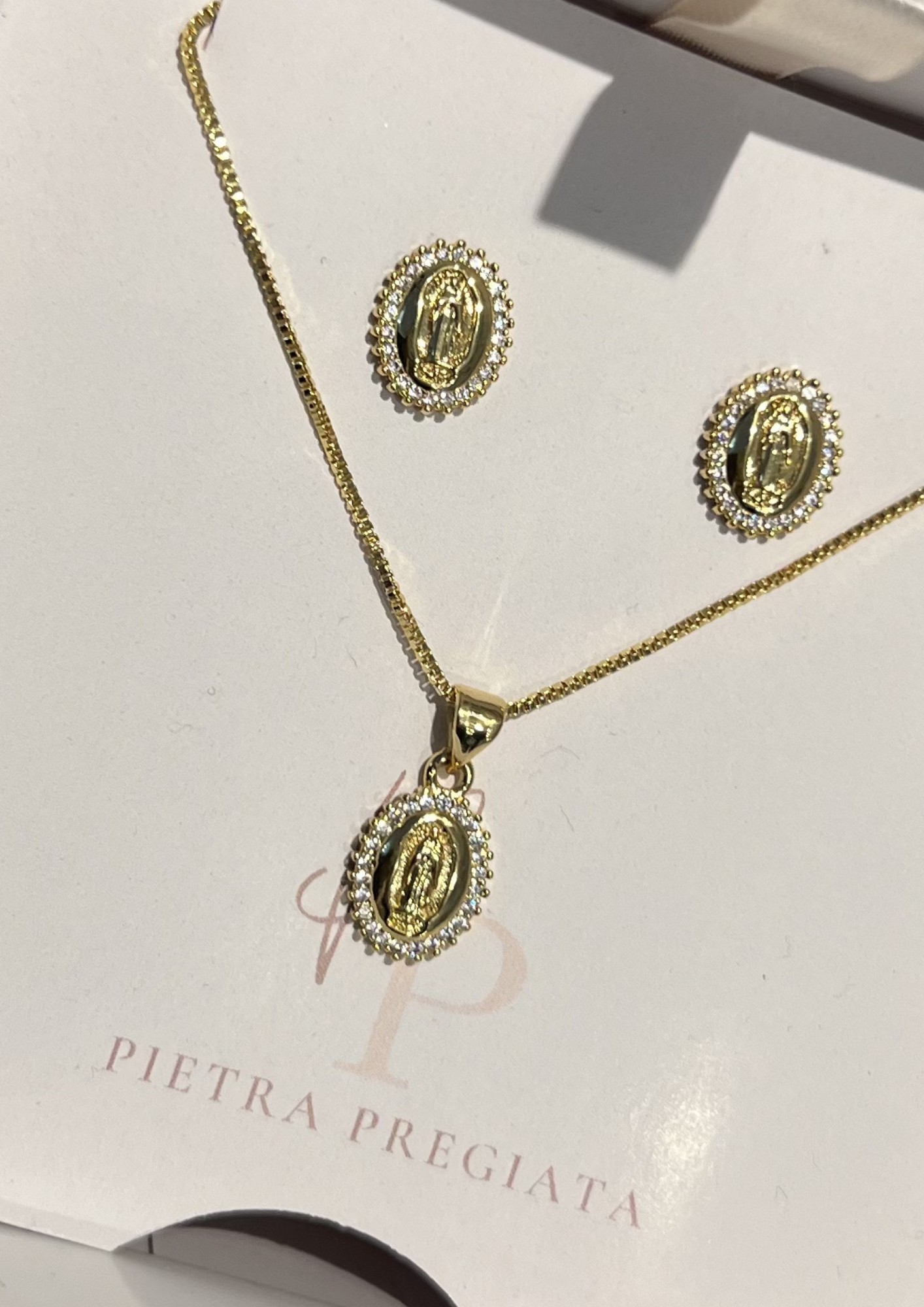 Conjunto dorado de cadena y aretes con dijes religiosos