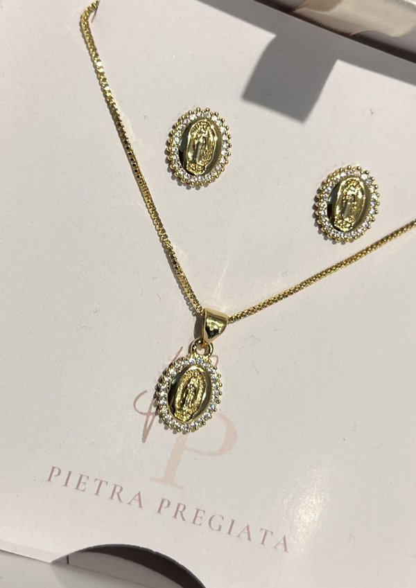 Conjunto dorado de cadena y aretes con dijes religiosos