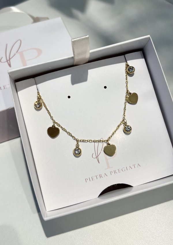 Cadena dorada con dijes de corazones y piedras