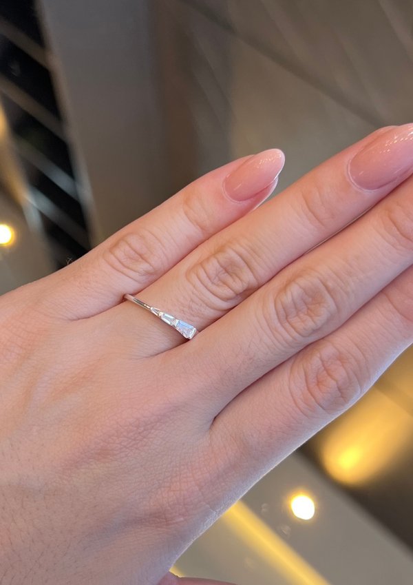 Anillo plateado con piedra rectangular brillante