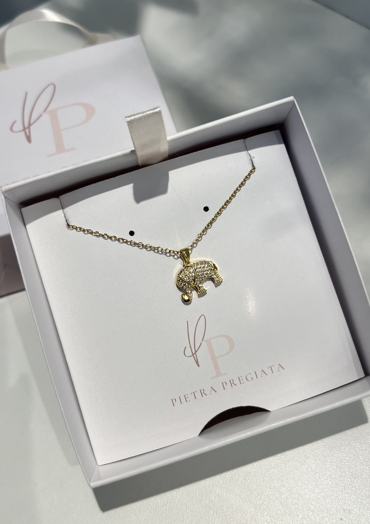 Cadena dorada con dije de elefante