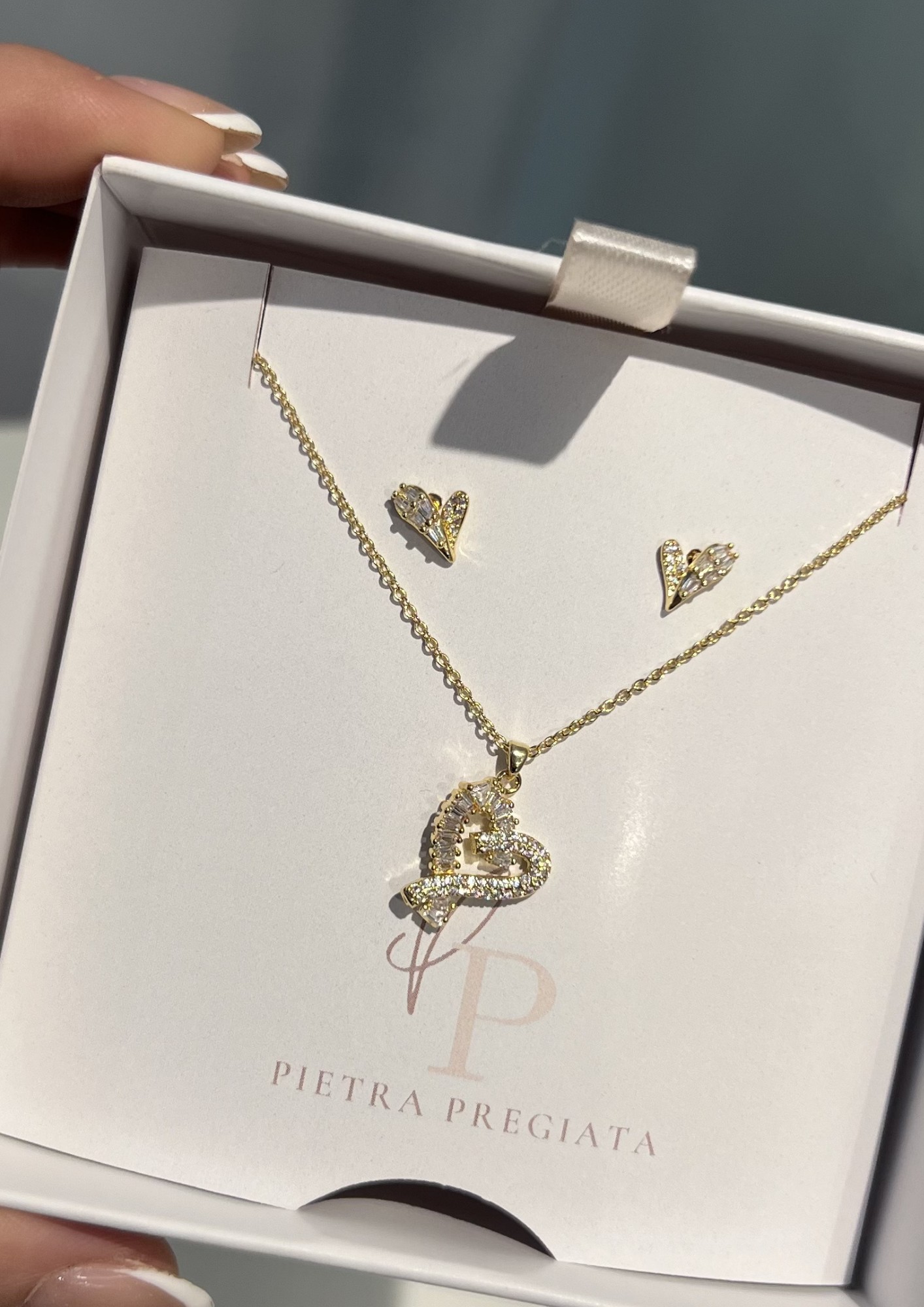 Conjunto dorado de cadena y aretes con dije entrelazado