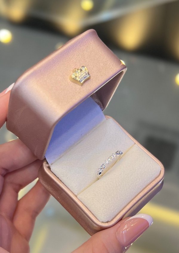 Anillo plateado con corazones y detalles brillantes