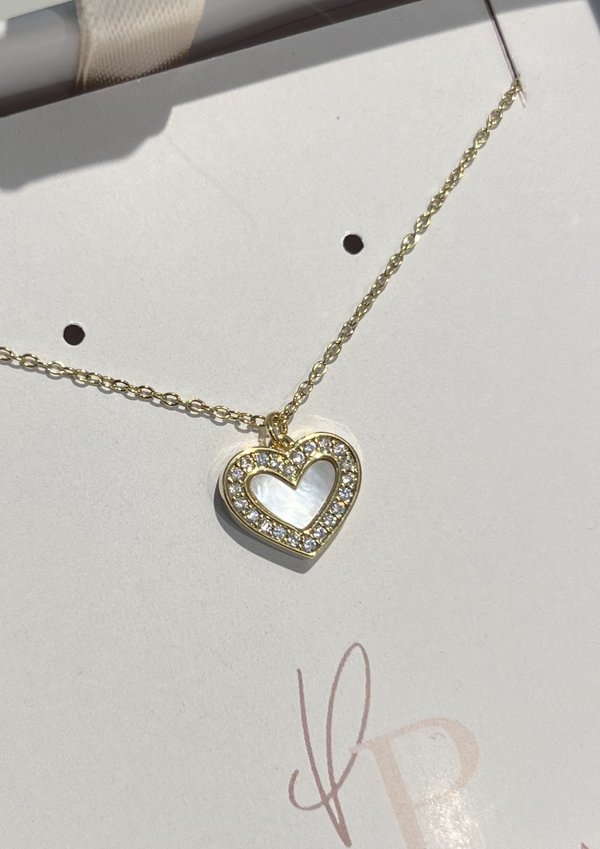 Cadena dorada con dije de corazón