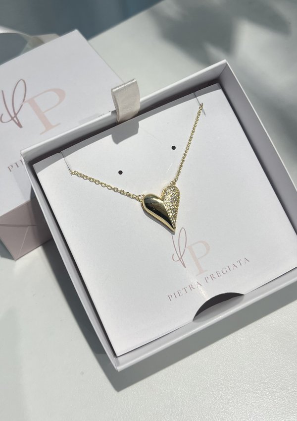 Cadena dorada con dije de corazón