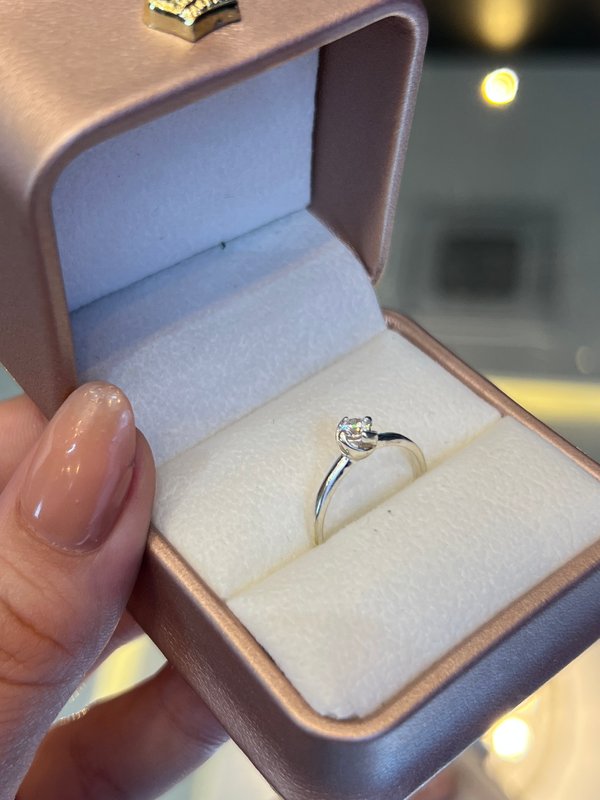 Anillo plateado con piedra central
