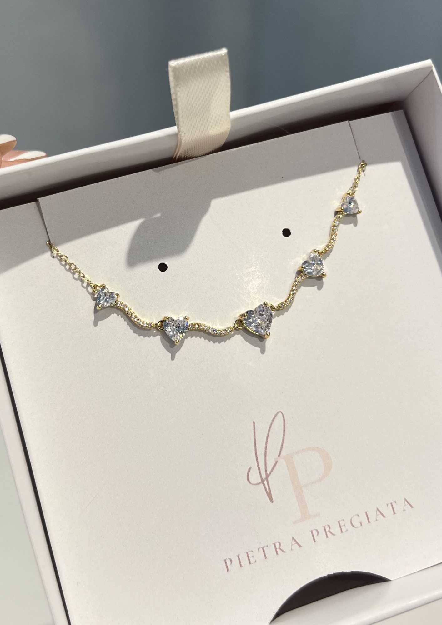 Cadena dorada con dijes de corazón