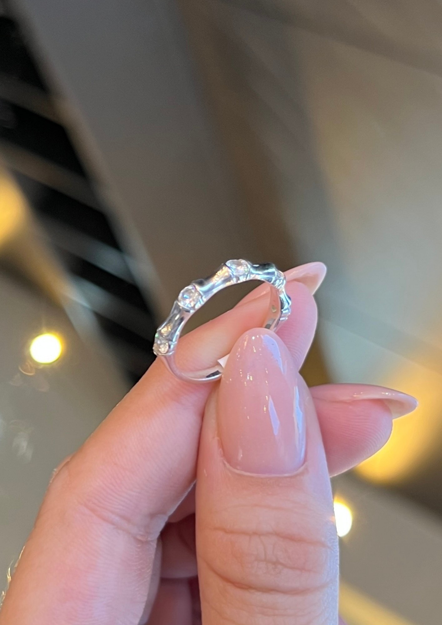 Anillo plateado con piedras brillantes - 2