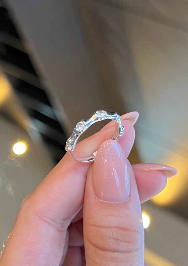 Anillo plateado con piedras brillantes