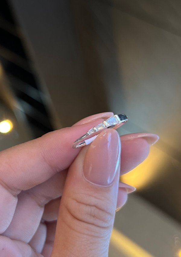 Anillo plateado con piedra rectangular brillante