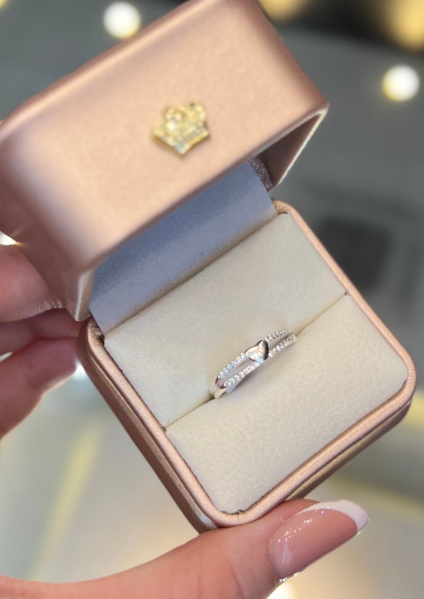 Anillo plateado con corazón y detalles brillantes - 2