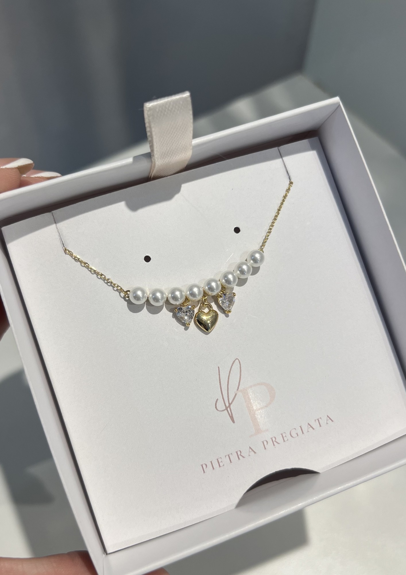 Cadena dorada con perlas y dijes