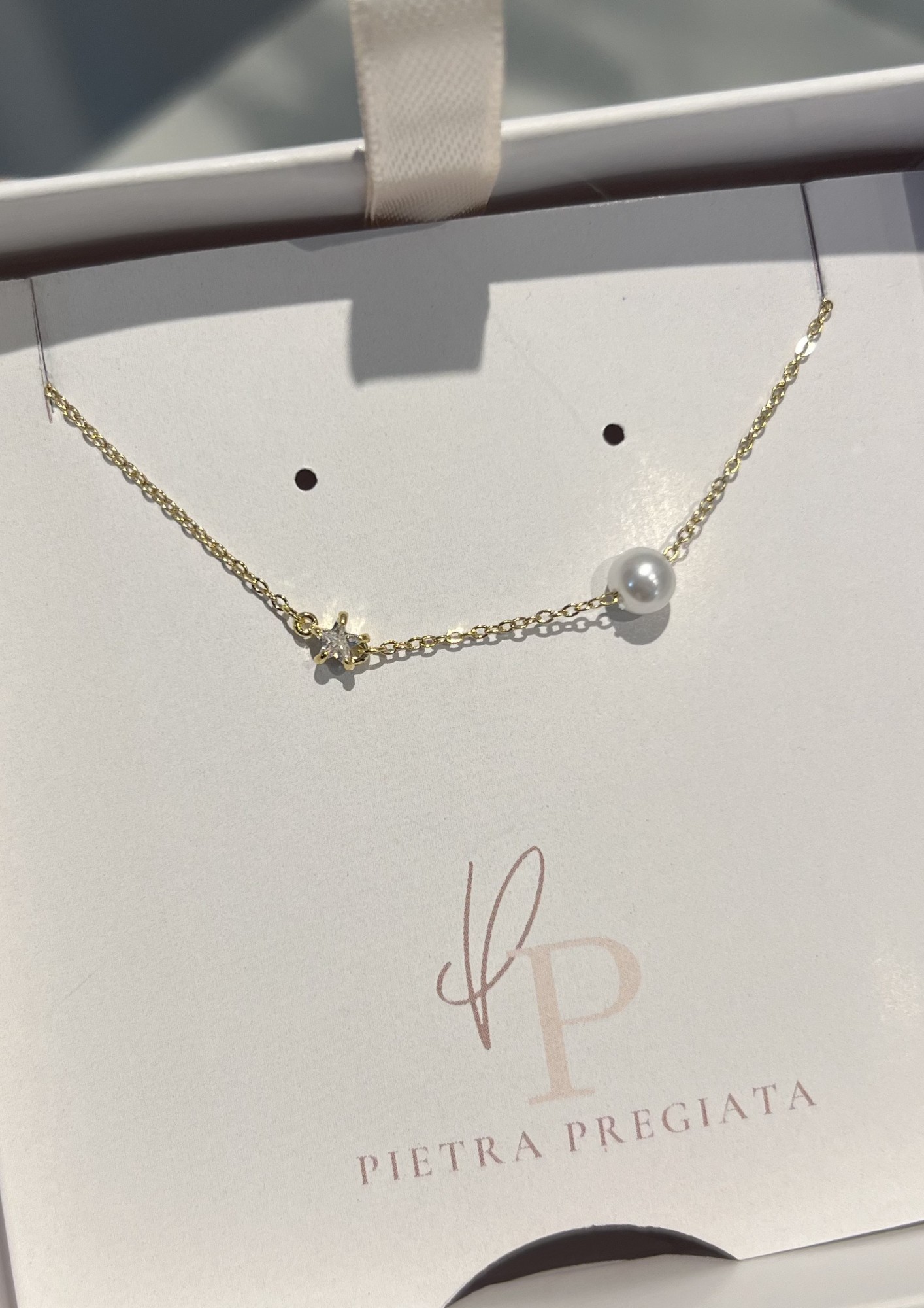 Cadena dorada con perla y dije floral