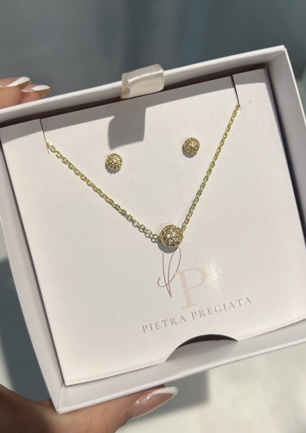 Conjunto dorado de cadena y aretes con esferas brillantes