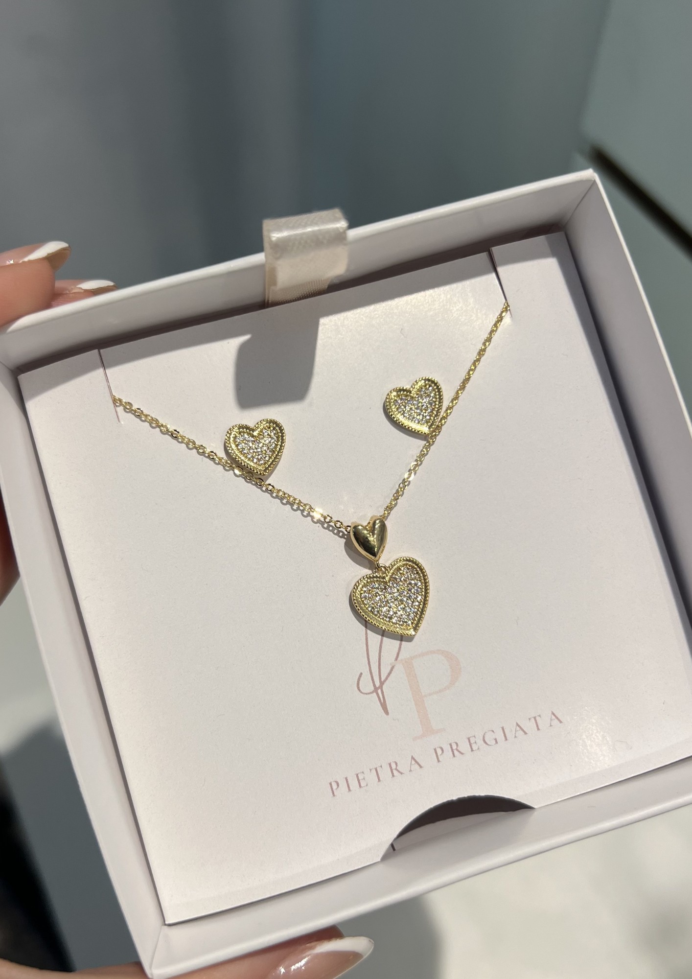 Conjunto dorado de cadena y aretes con corazones