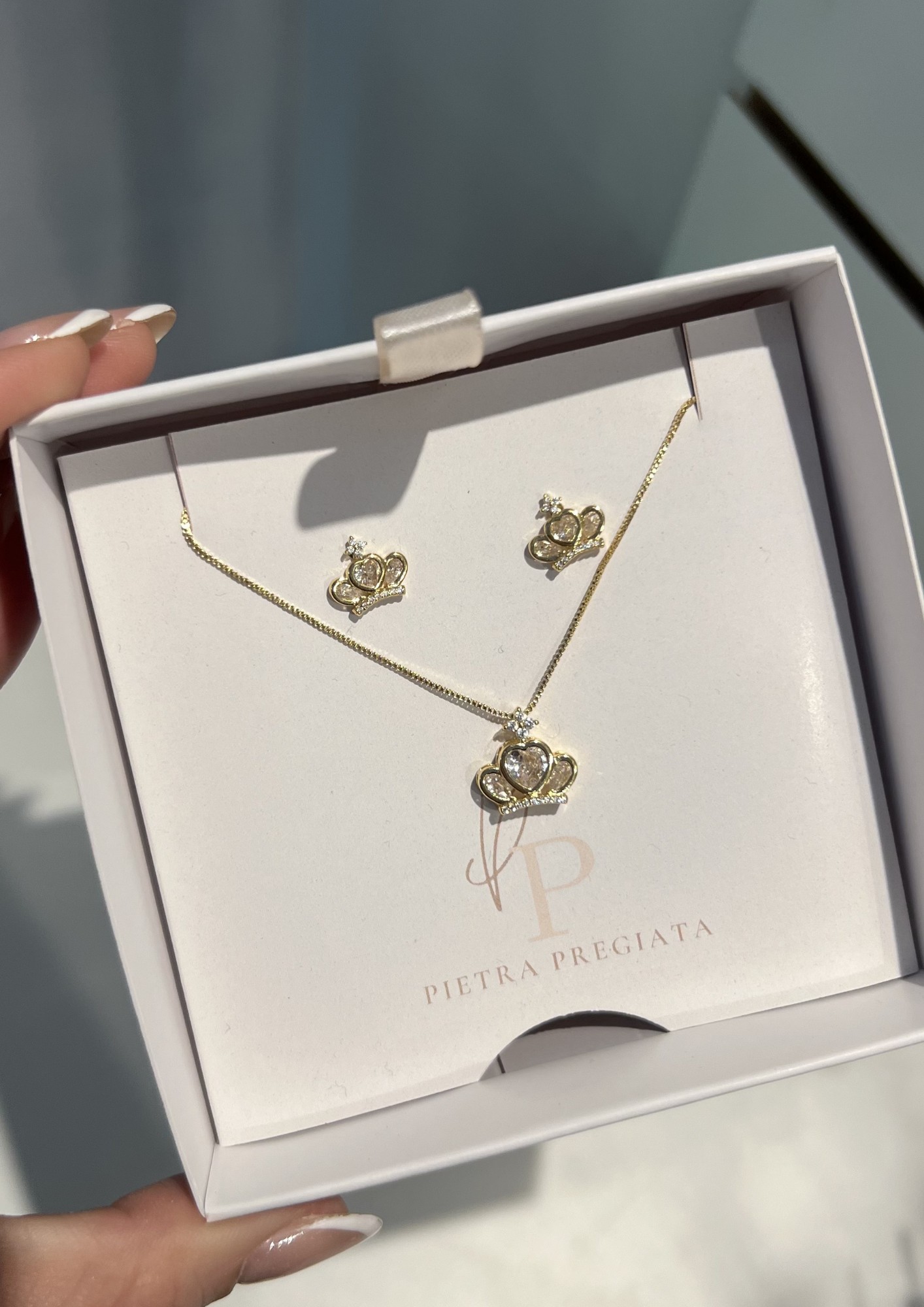 Conjunto dorado de cadena y aretes con corazones dobles