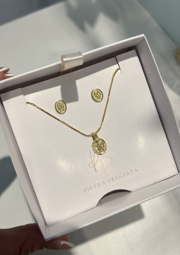 Conjunto dorado de cadena y aretes con dijes circulares