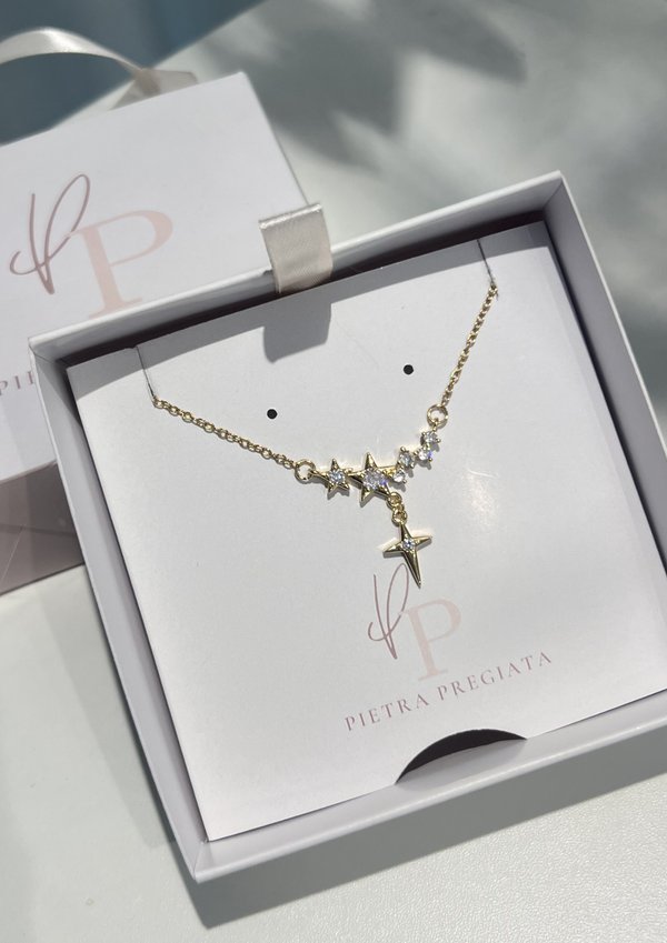 Cadena dorada con dijes de estrellas