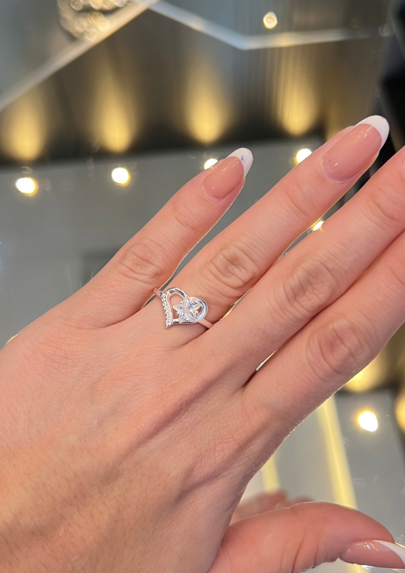 Anillo plateado con diseño de corazón - 2