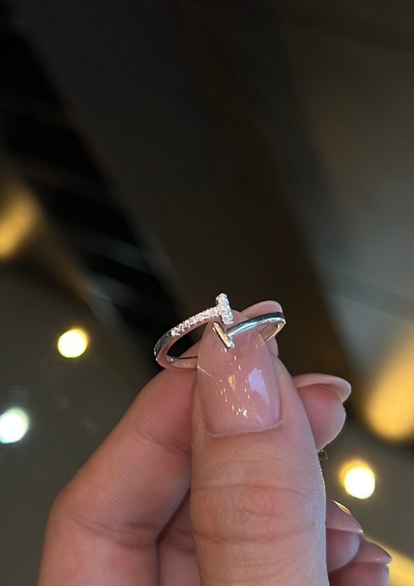 Anillo plateado con diseño de cruz