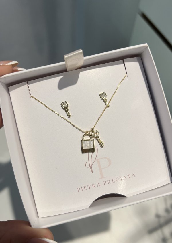 Conjunto dorado de cadena y aretes con dije de candado