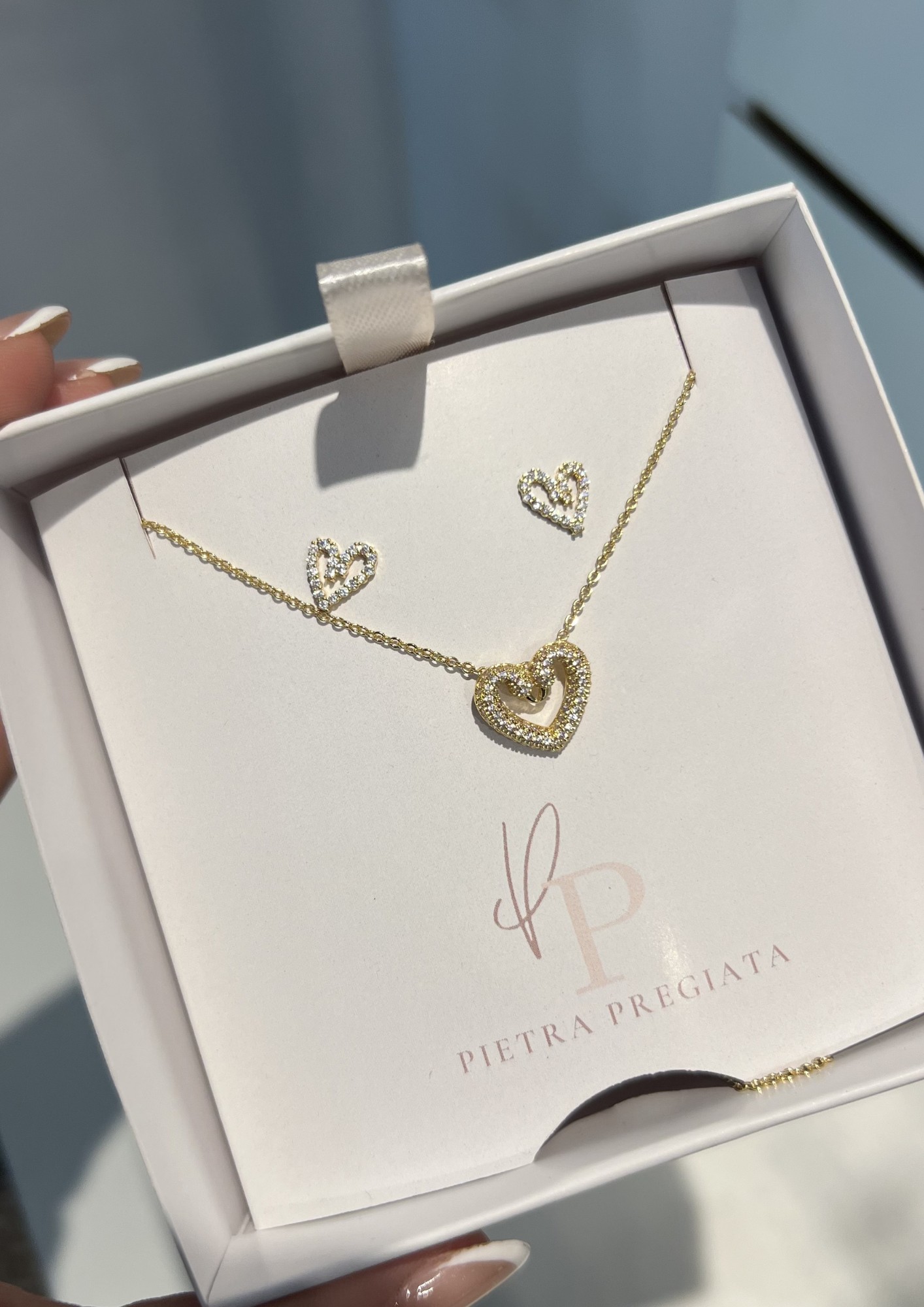 Conjunto dorado de cadena y aretes con corazones