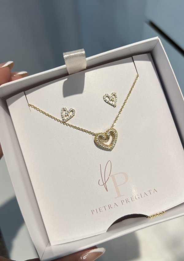 Conjunto dorado de cadena y aretes con corazones
