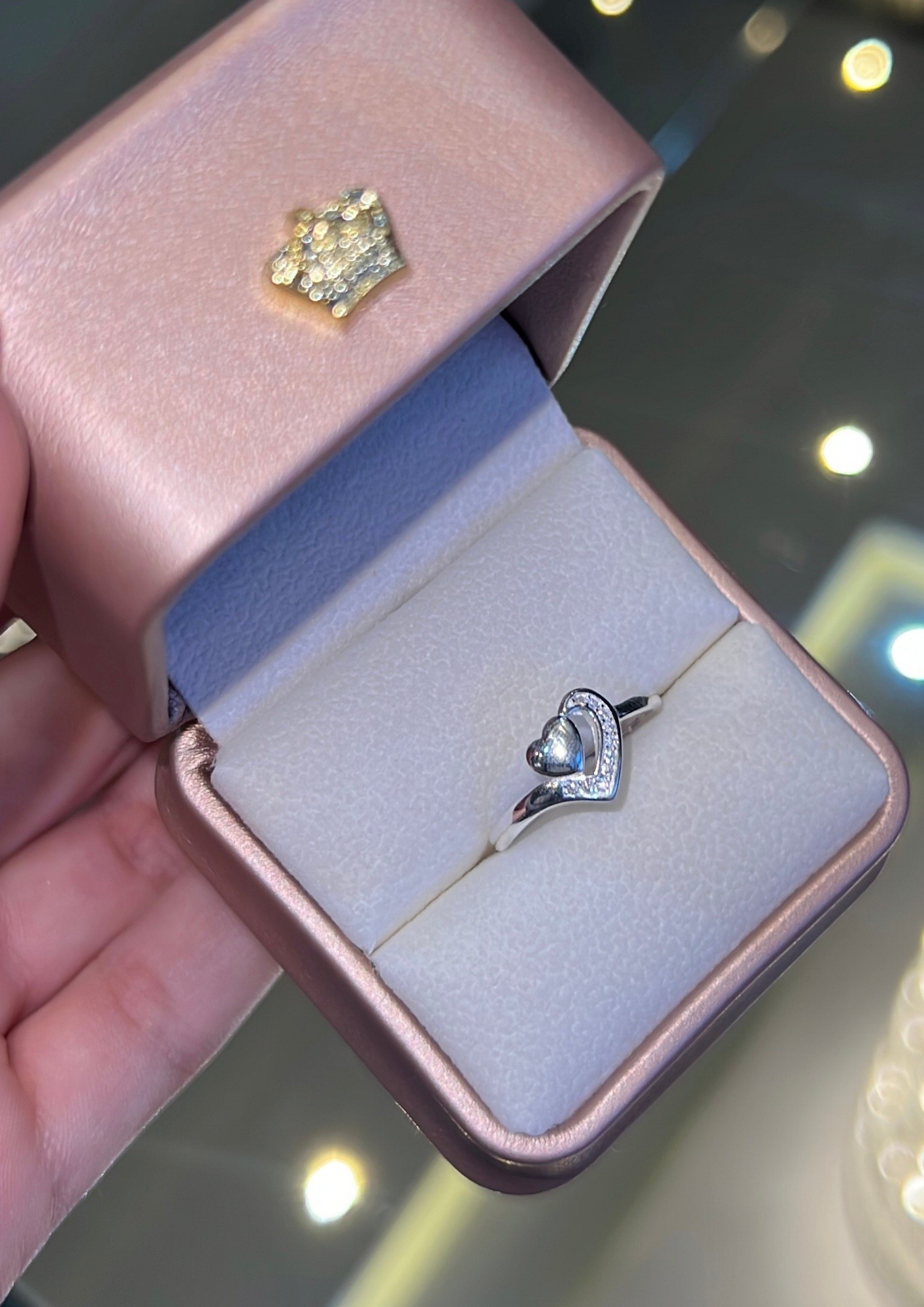 Anillo plateado con corazón brillante