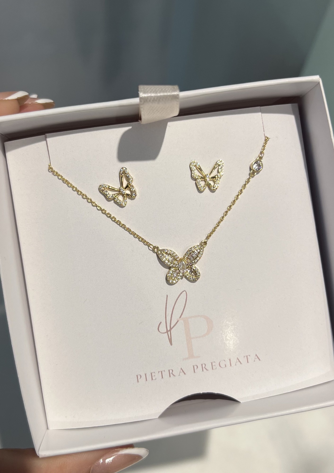 Conjunto dorado de cadena y aretes con mariposas