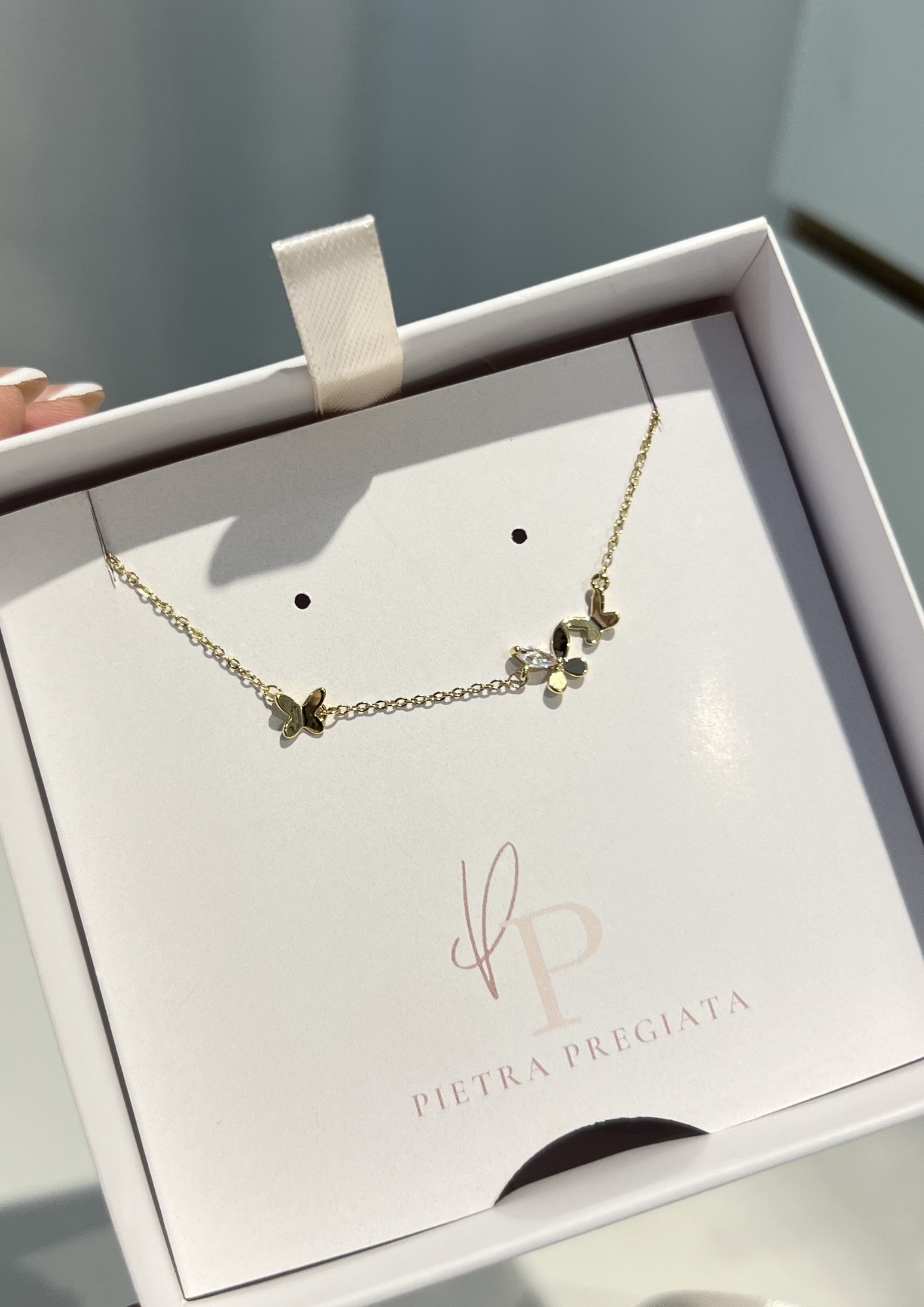 Cadena dorada con dijes de mariposa y flores