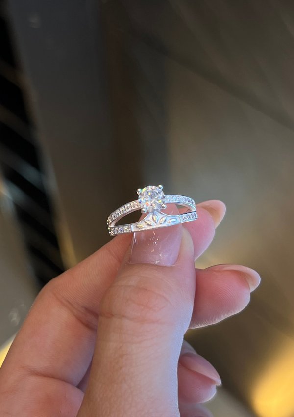 Anillo con piedra central