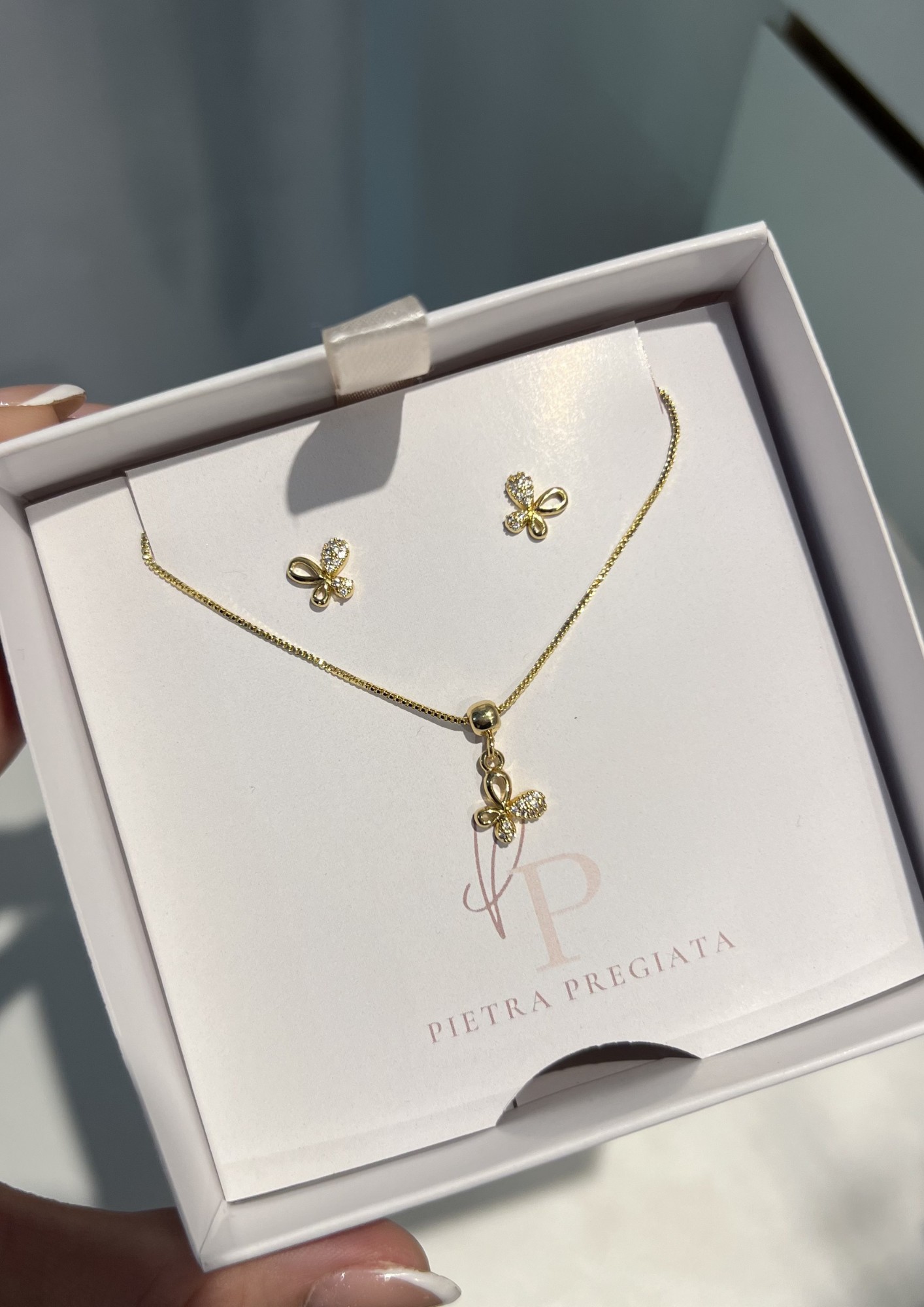 Conjunto dorado de cadena y aretes con dijes de mariposa