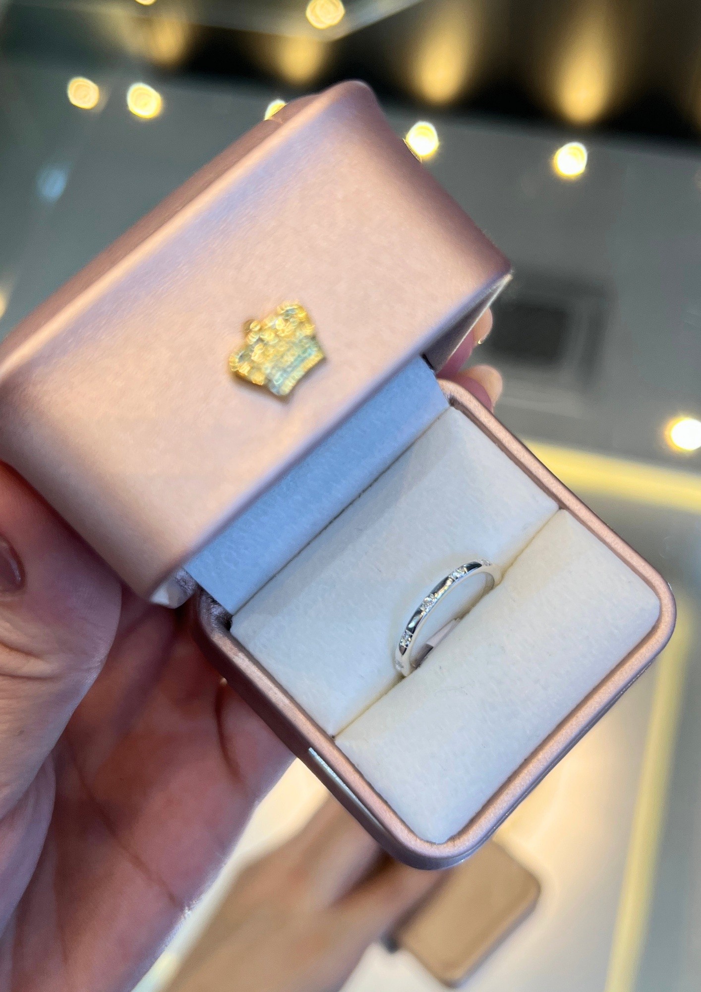 Anillo plateado con detalles brillantes - 2