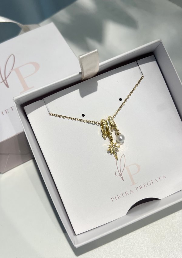Cadena dorada con dije de estrella y perla