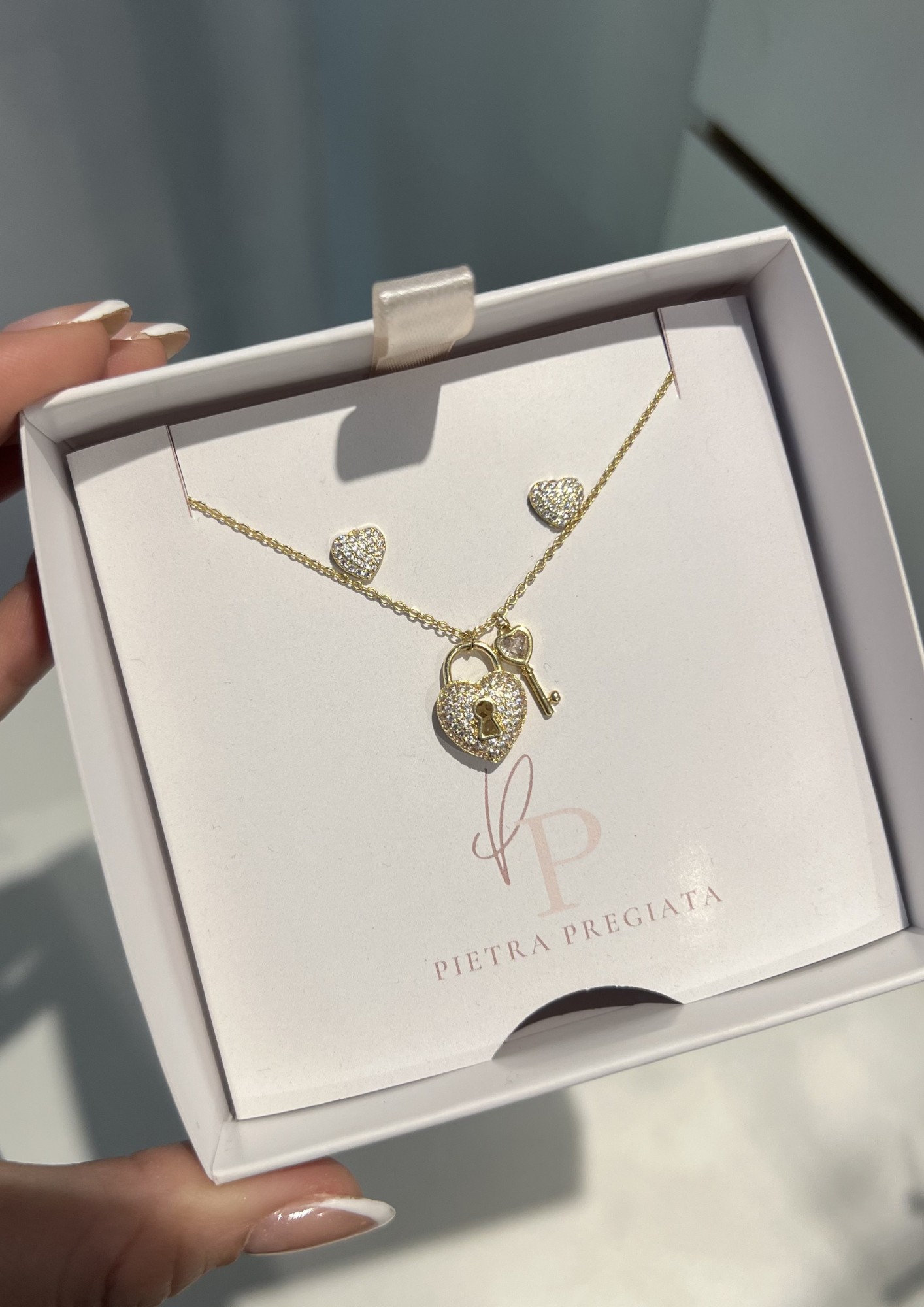 Cadena dorada con corazones y dije de candado