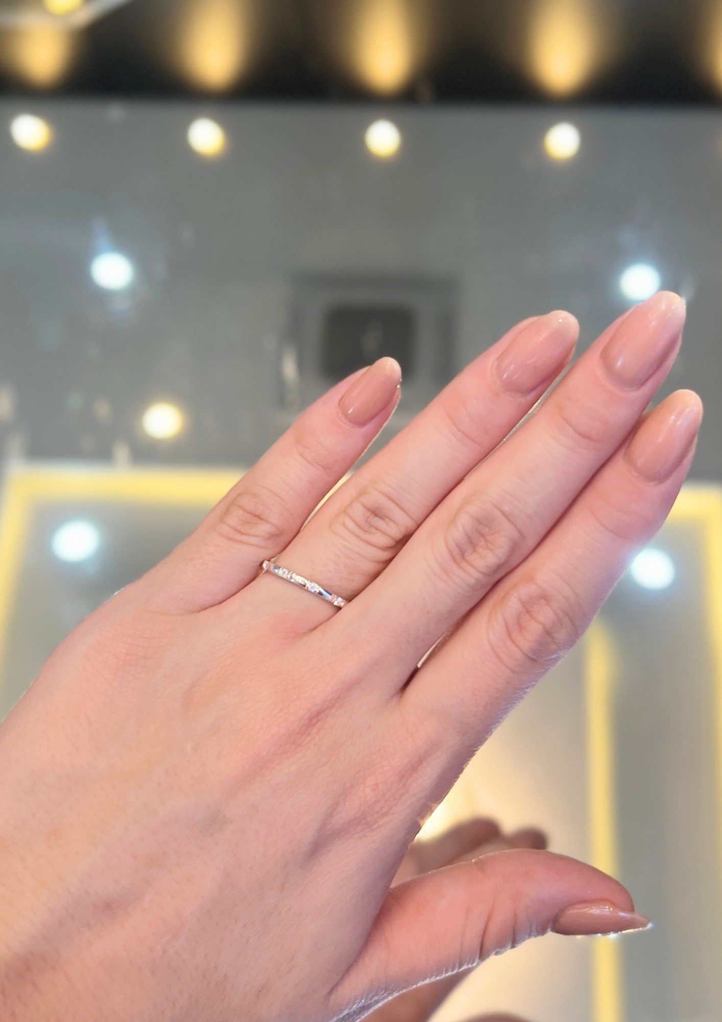 Anillo plateado con detalles brillantes - 3