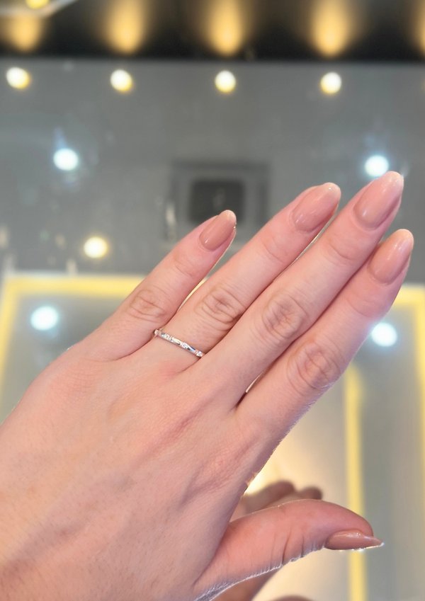 Anillo plateado con detalles brillantes