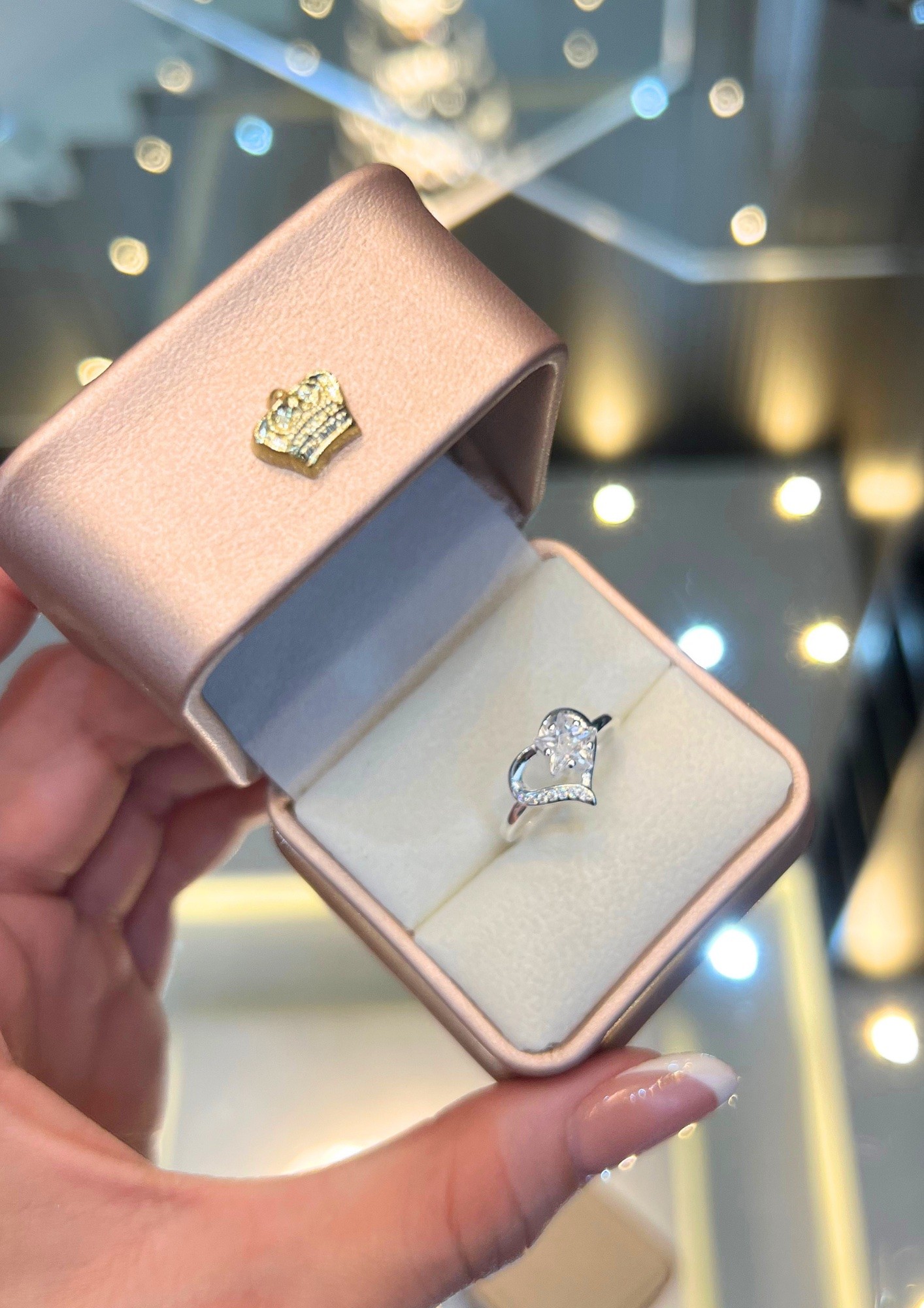 Anillo plateado con diseño de corazón