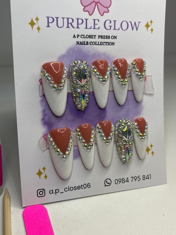 Uñas press on hechas a mano