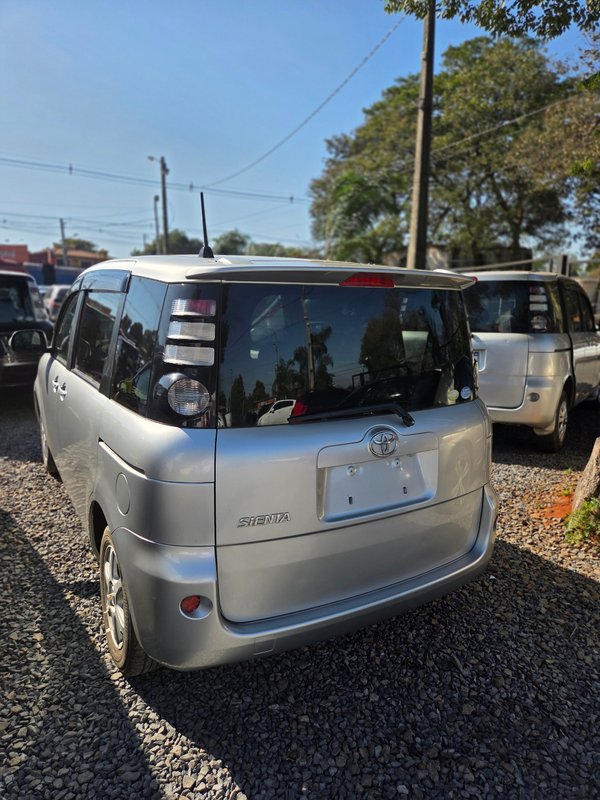 Toyota sienta 