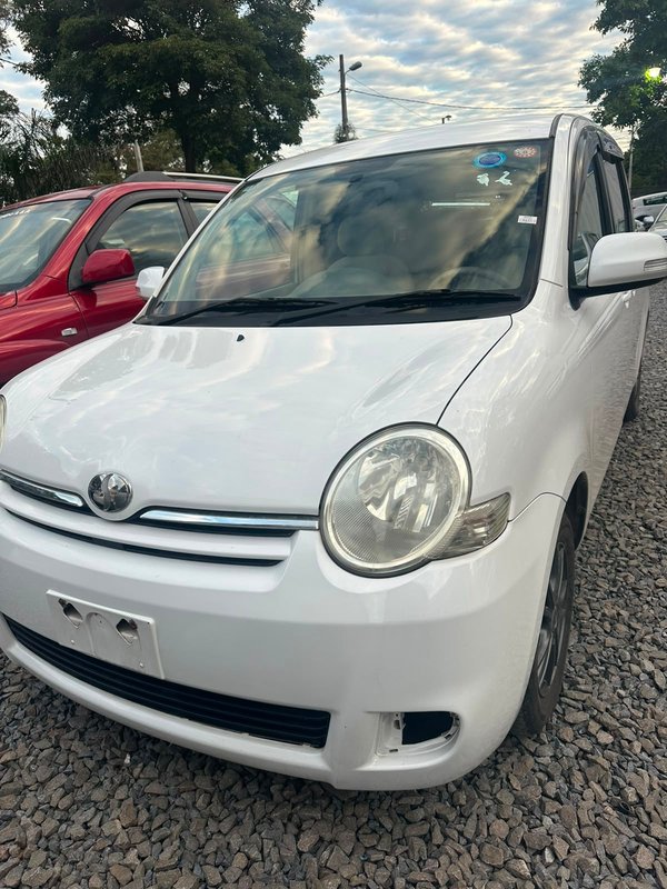 Toyota sienta  - 4
