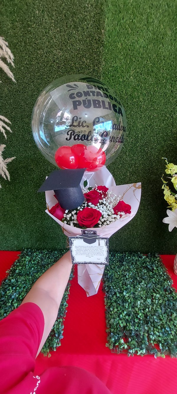 Ramo de rosas más globo y birrete