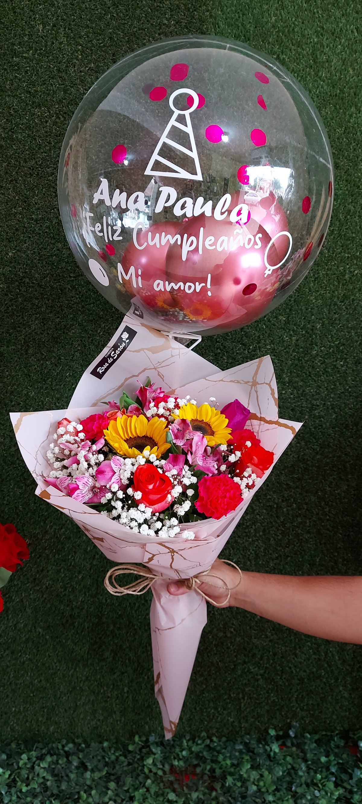 Ramo de flores coloridas con globo
